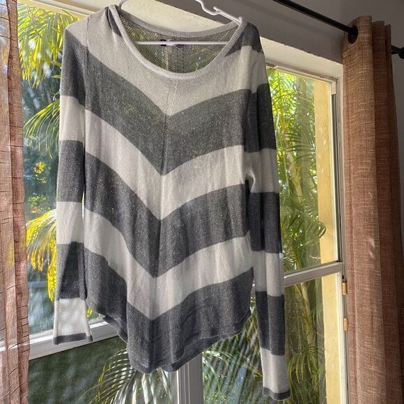 NWOT l/a thin sweater pointed bottom detail silver metallic thread running thru - Picture 1 of 4